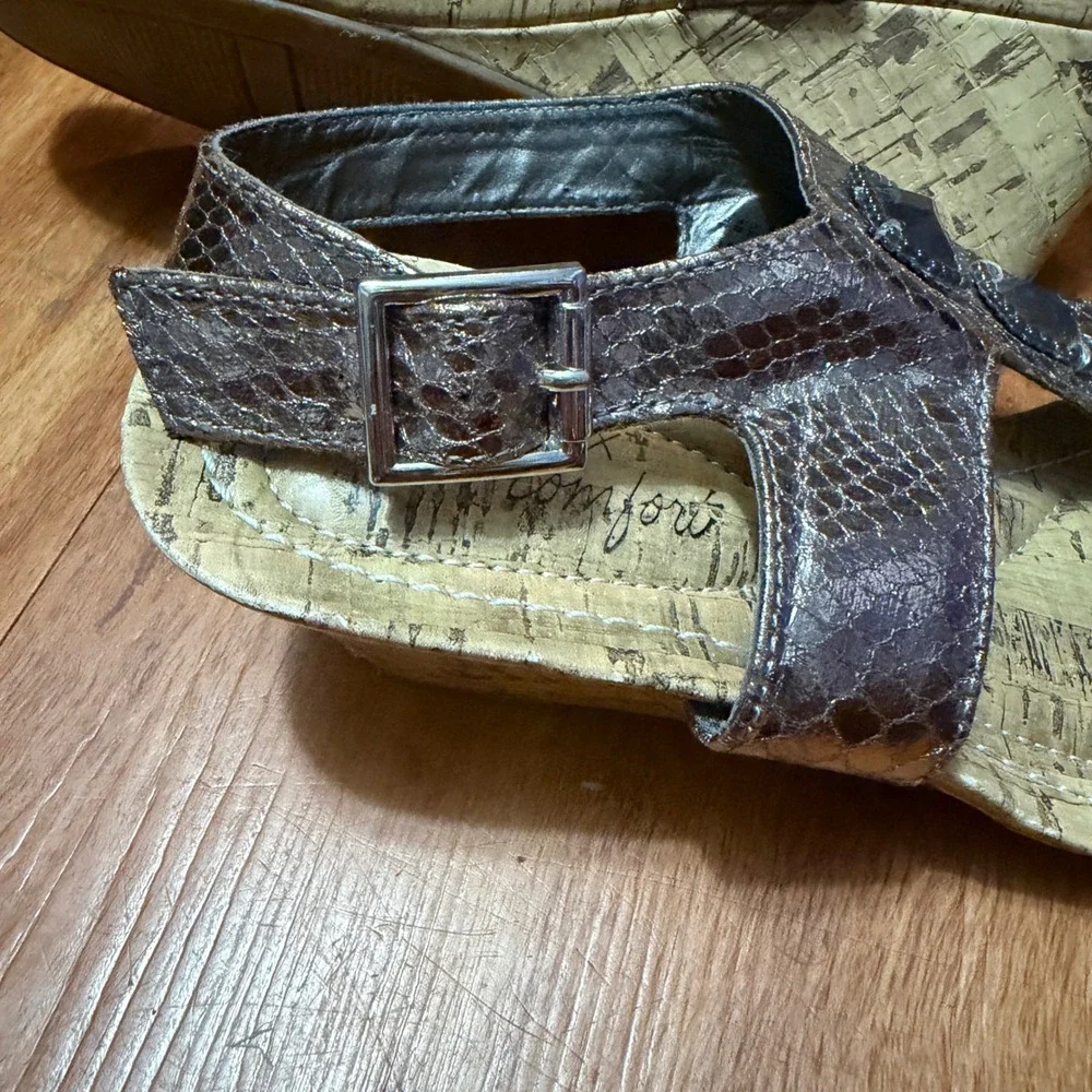 Dexflex Comfort Wedge Sandals Womens 8.5 Metallic Pewter Jewel T-Strap Cork Heel